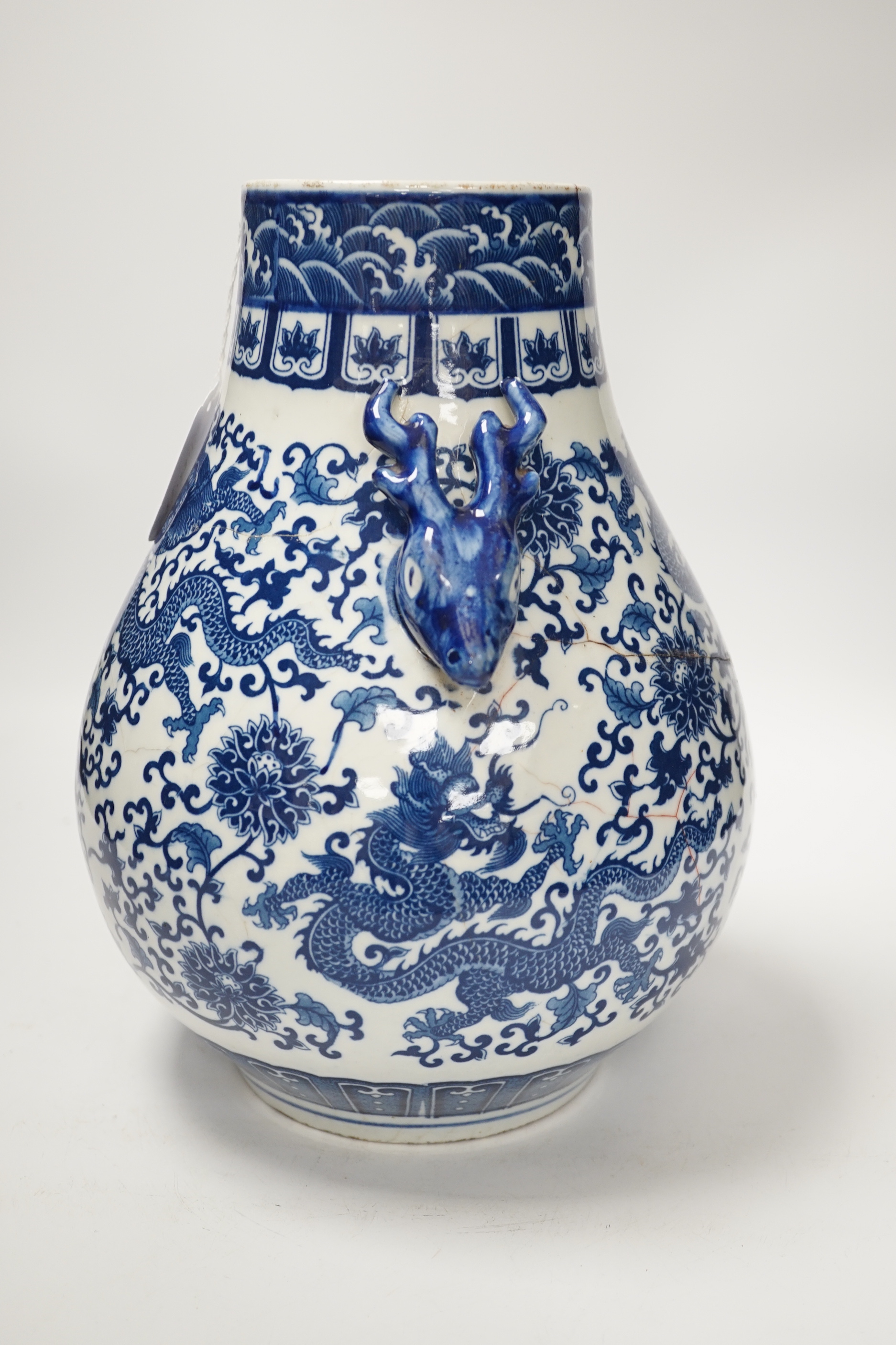 A Chinese blue and white hu vase with deer head handles, 29.5cm